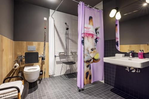 西梅尔恩Moxy Simmern的浴室设有长颈鹿头和浴帘