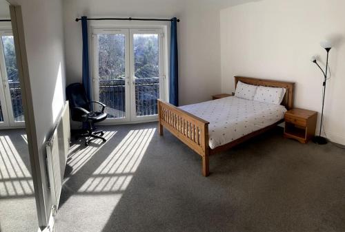 诺丁汉Huge Flat Sleeps 6+ free parking的一间设有床铺的卧室,位于带窗户的房间内