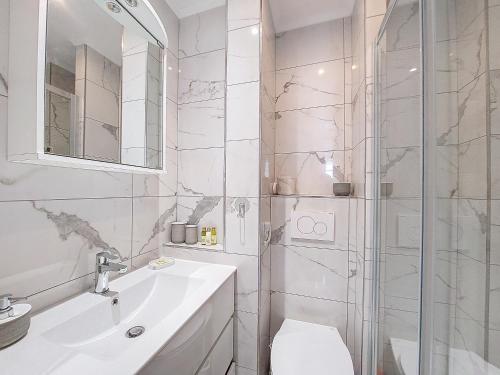 尼斯Nestor&Jeeves - SUITE FLORA - Promenade des Anglais - Central的白色的浴室设有水槽和淋浴。