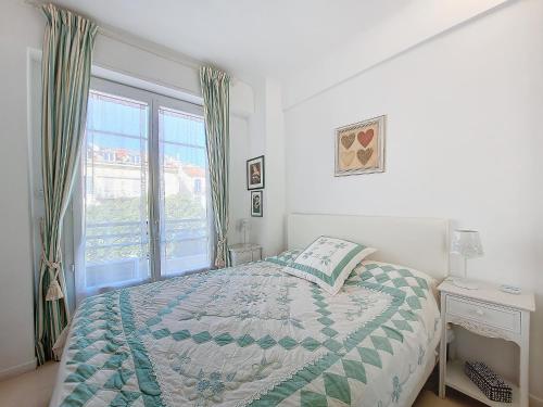 尼斯Nestor&Jeeves - SUITE FLORA - Promenade des Anglais - Central的白色的卧室设有床和窗户