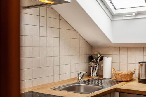 巴特科尔格鲁布Haus Alpenquelle Seeblick的厨房设有水槽和天窗。