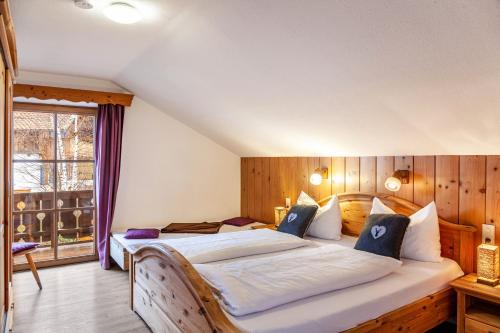 巴特科尔格鲁布Haus Alpenquelle Seeblick的一间卧室,卧室内配有一张大床