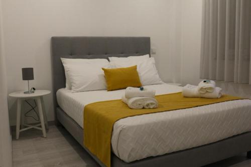 巴塔拉Casa da Alagoa的一间卧室配有带毛巾的床