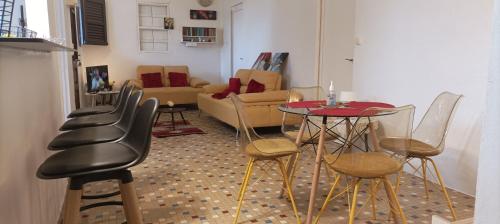 Basse-PointeKaz à joss的客厅配有桌椅和沙发