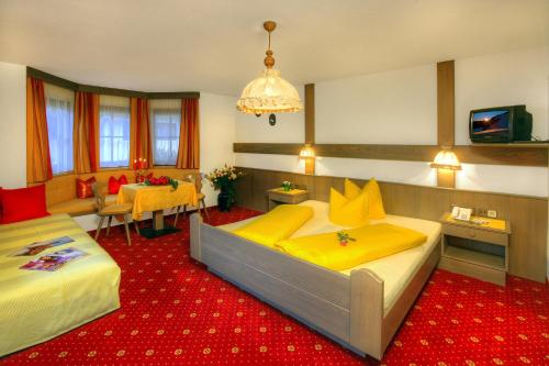 索尔登祖阿尔坦穆赫膳食公寓酒店的红地毯间内的两张床