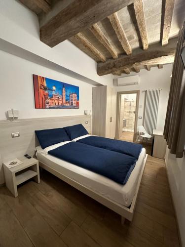 帕尔马Residenza Pezzani的一间卧室配有一张带蓝色床单的大床