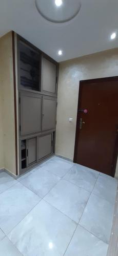 卡萨布兰卡Appart casa的一间空房间,有门,一间有白色瓷砖的房间