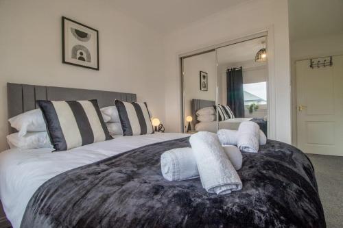 马瑟韦尔Park View-modern 2 bed apartment的一间卧室配有一张大床和毛巾