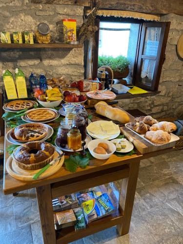 Cepletischis伊尔里奇奥伊尔古佛旅馆的一张桌子上有很多种不同的食物