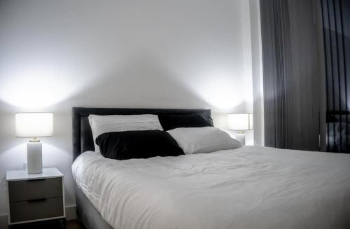 Immaculate 2-Bed Apartment in Canary Wharf客房内的一张或多张床位