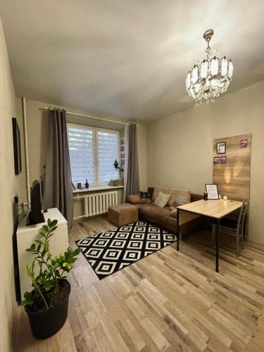 基辅Apartment Kyiv的客厅配有沙发和桌子