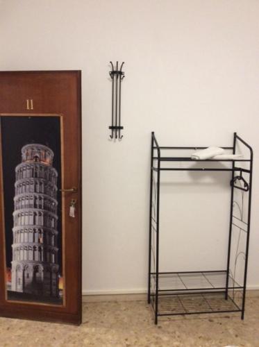比萨CasaGiulia2Apartament的一间房间,有一扇门,上面有斜塔的照片