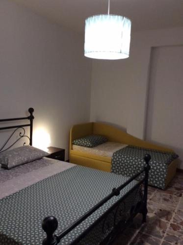 比萨CasaGiulia2Apartament的一间卧室配有两张床和吊灯。