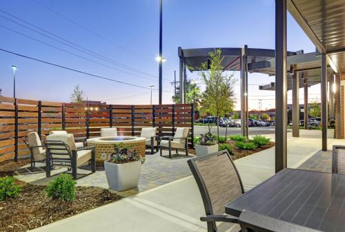 弗洛伍德TownePlace Suites by Marriott Jackson Airport/Flowood的一个带桌椅的庭院和围栏