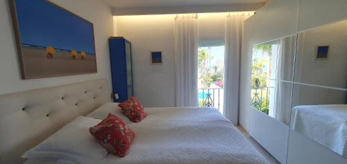 EsteponaCostalita Seaview的一间卧室配有一张带红色枕头的床