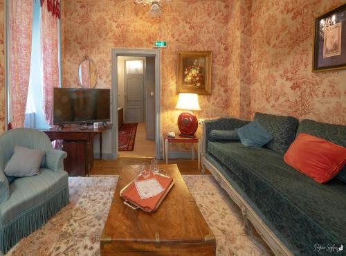 布鲁瓦la Forge du Roy的客厅配有两张沙发和一台电视机
