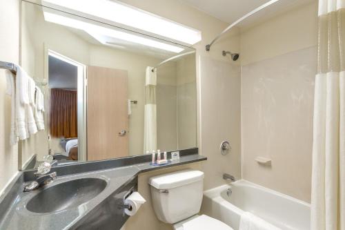 弗洛伦斯佛罗伦萨戴斯酒店的浴室配有盥洗盆、卫生间和浴缸。