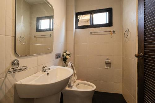 清迈达旺之家住宿加早餐旅馆的一间带水槽和卫生间的浴室