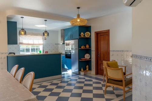Quinta Vale Lameiros的厨房配有蓝色橱柜和 ⁇ 格地板
