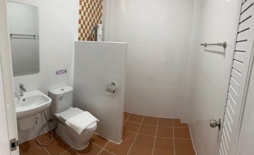美索The P2 Hotel的白色的浴室设有卫生间和水槽。