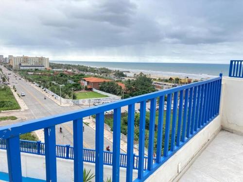 福塔莱萨Villa Del Sol Hotel Fortaleza的享有海滩美景的阳台