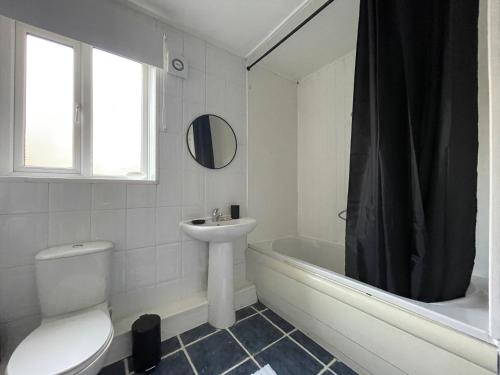 谢菲尔德Spacious 2BR Apartment w/Parking Near City Centre的浴室配有盥洗盆、卫生间和浴缸。