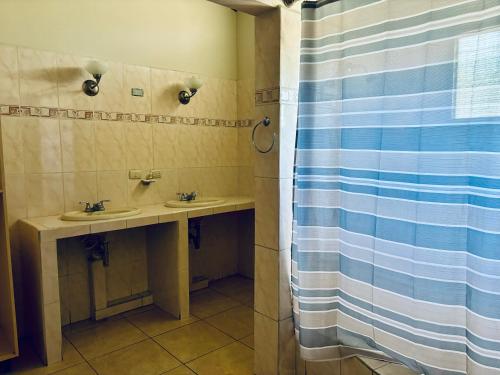 圣佩德罗苏拉Casa Primavera SPS的一间带两个盥洗盆和淋浴的浴室