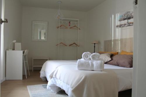阿维拉Serendipia的一间白色卧室,床上配有2条毛巾