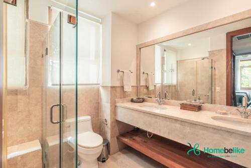 El InfiernitoWonderful 1-BR apartment at Casa de Campo的浴室配有卫生间、盥洗盆和淋浴。
