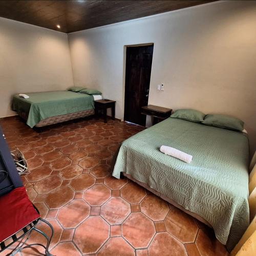 科马亚瓜Magnificent Private Room Near Airport #1的一间卧室,配有两张床