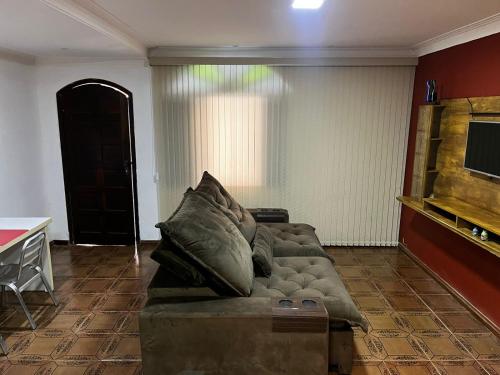 尤西德福拉Linda Casa com Estacionamento的客厅配有带枕头的沙发