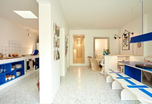 里斯本Casa Pavão的一间设有蓝白色橱柜的厨房和一间用餐室