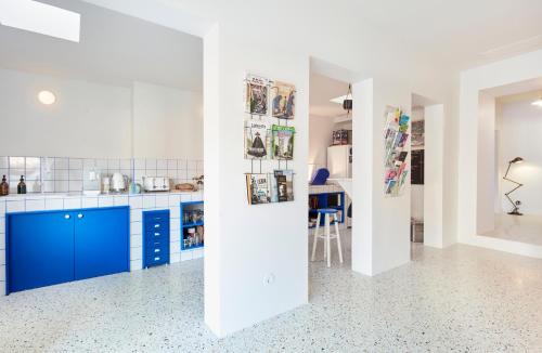 里斯本Casa Pavão的厨房配有蓝色橱柜和白色墙壁