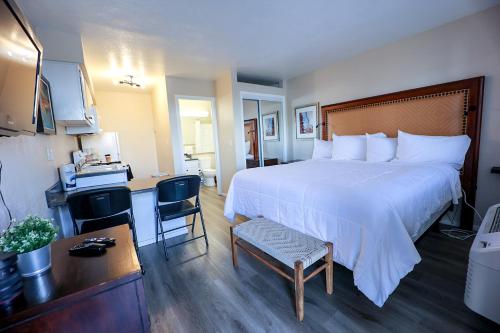 梅萨Venture on Country Club的酒店客房设有一张大床和一张书桌。