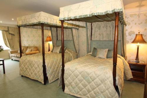 埃尔金广厦酒店的卧室设有两张单人床和两盏灯。