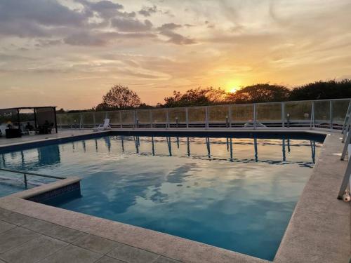 普拉亚科罗纳多Apartamento de playa con vista al mar en coronado的一座享有日落美景的大型游泳池