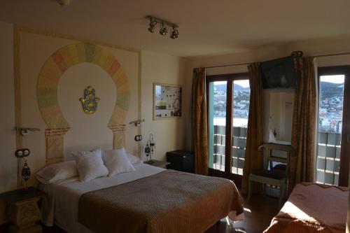 佩尼斯科拉Hostal La Garita的卧室配有一张带彩虹的墙壁床