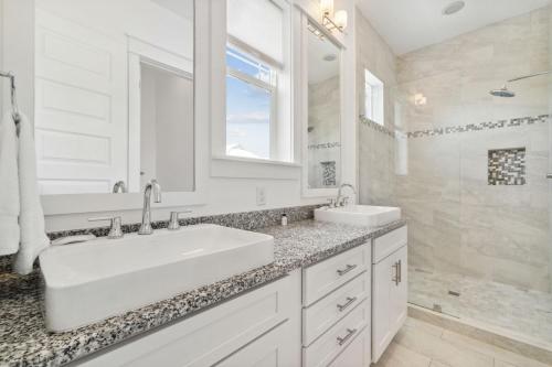格雷顿比奇Do Grayt Things的白色的浴室设有水槽和镜子