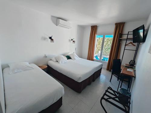 圣马迪拉莫卡马尔古埃瑟酒店的酒店客房设有两张床和电视。