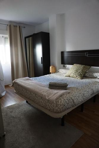 韦尔瓦Apartamento en Huelva.的一间卧室配有一张大床和大床头板