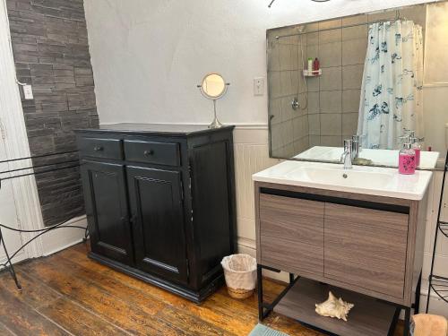 蒙特利尔镇中心阿德雷斯酒店的一间带水槽和镜子的浴室