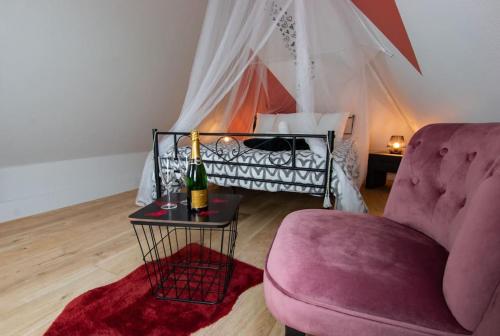DorlisheimAu coeur du vignoble/centre ville的客厅配有紫色椅子和床
