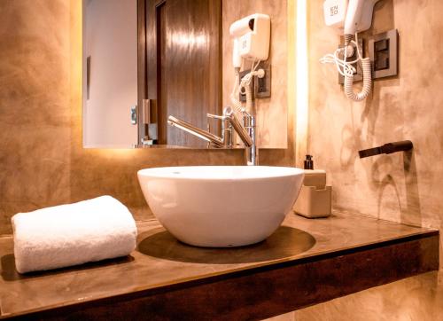 拉巴斯Madero Hotel & Suites的一个带大白碗水槽的柜台