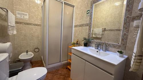 西尔韦斯Quinta Jardim das Palmeiras, T2 n 8 , Algoz的一间带水槽、卫生间和淋浴的浴室