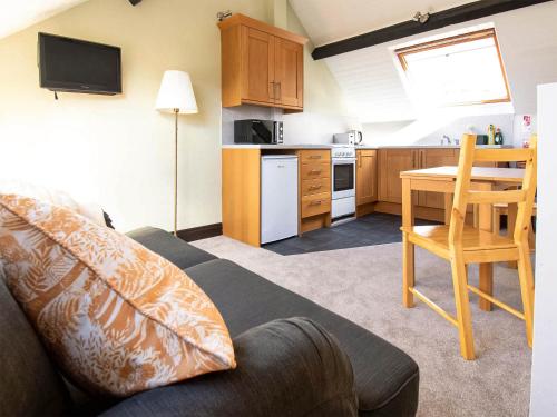 FarlamAlder Cottage - Uk46154的带沙发和桌子的客厅以及厨房。