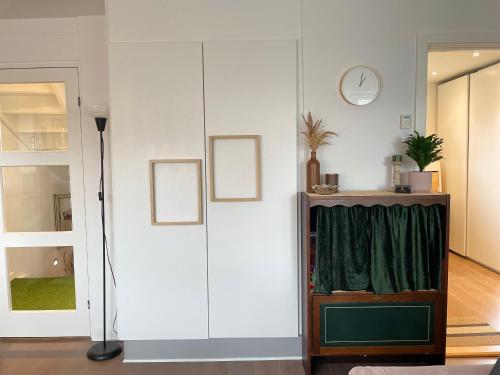 奥胡斯Your Perfect Aarhus Staycation的客房设有带绿色窗帘的大型白色衣柜。