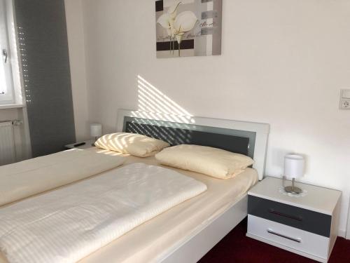 施万高Ferienwohnung Alpenrose的一张床上有两个枕头的房间