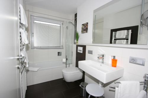 施万高Ferienwohnung Alpenrose的白色的浴室设有水槽和卫生间。