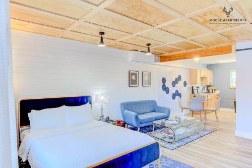 孟菲斯The Moose #3 - Modern Luxe Studio with Free Gated Parking & Wifi的一间卧室配有一张床和一张蓝色椅子