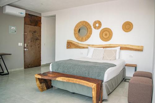Tres Piedras的一间卧室配有一张位于旁边木凳的床